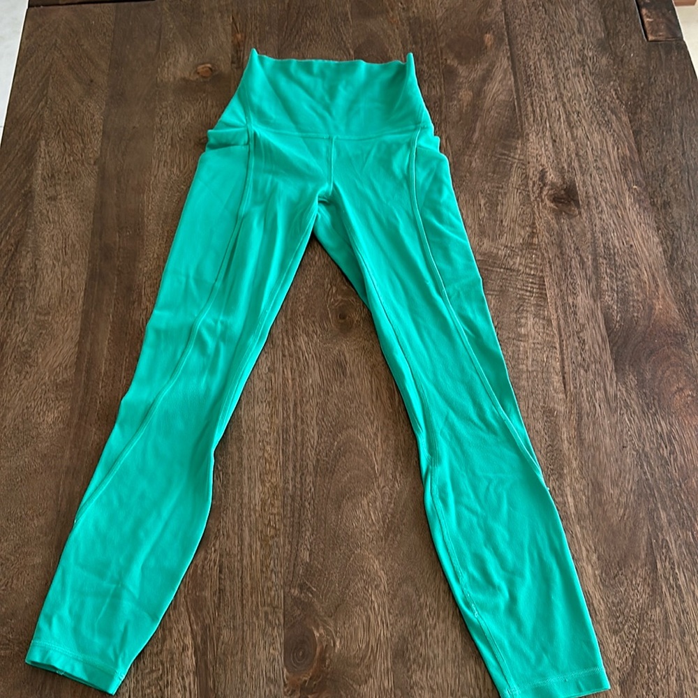 LULULEMON cropped green size 2 leggings with pockets